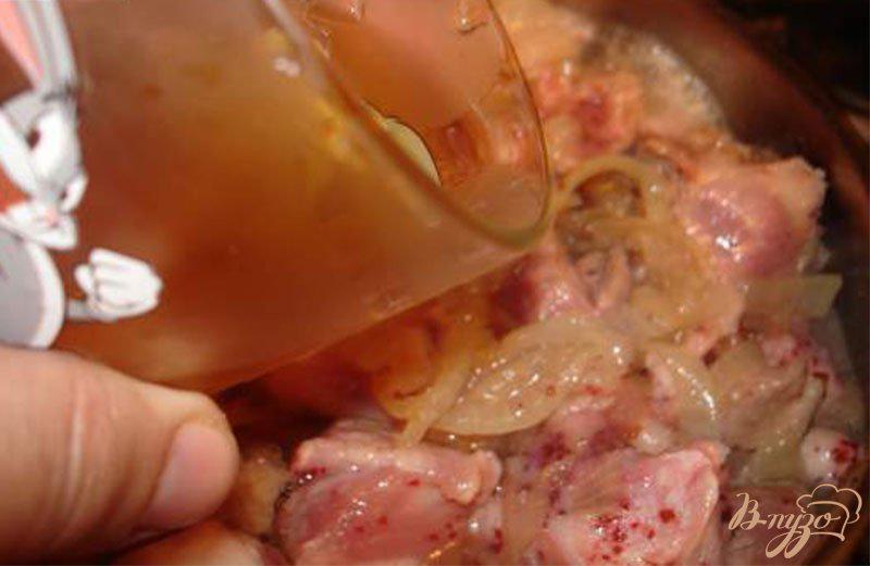 Фото приготовление рецепта: Свинина, тушеная в смородиновом вине шаг №5