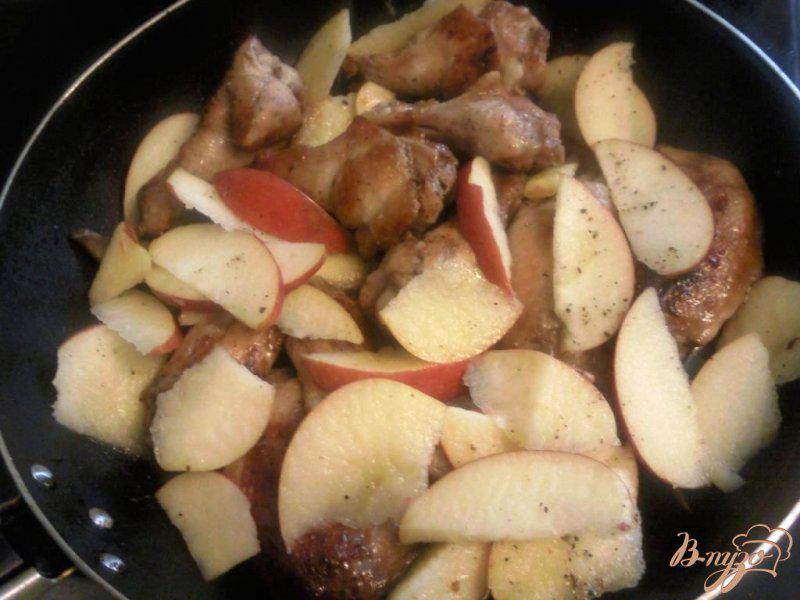 Фото приготовление рецепта: Куриные крылышки с яблоками шаг №3
