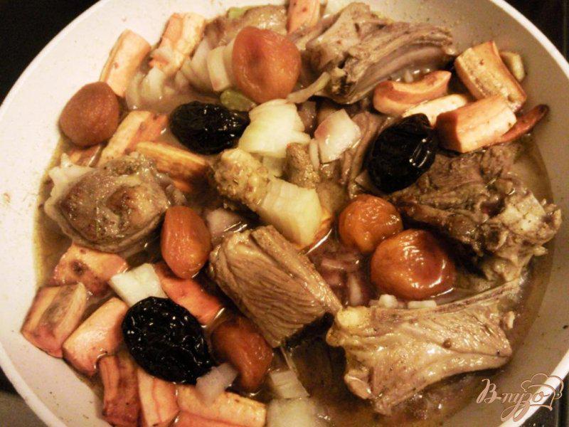 Фото приготовление рецепта: Баранина, тушенная  с сухофруктами и овощами шаг №3