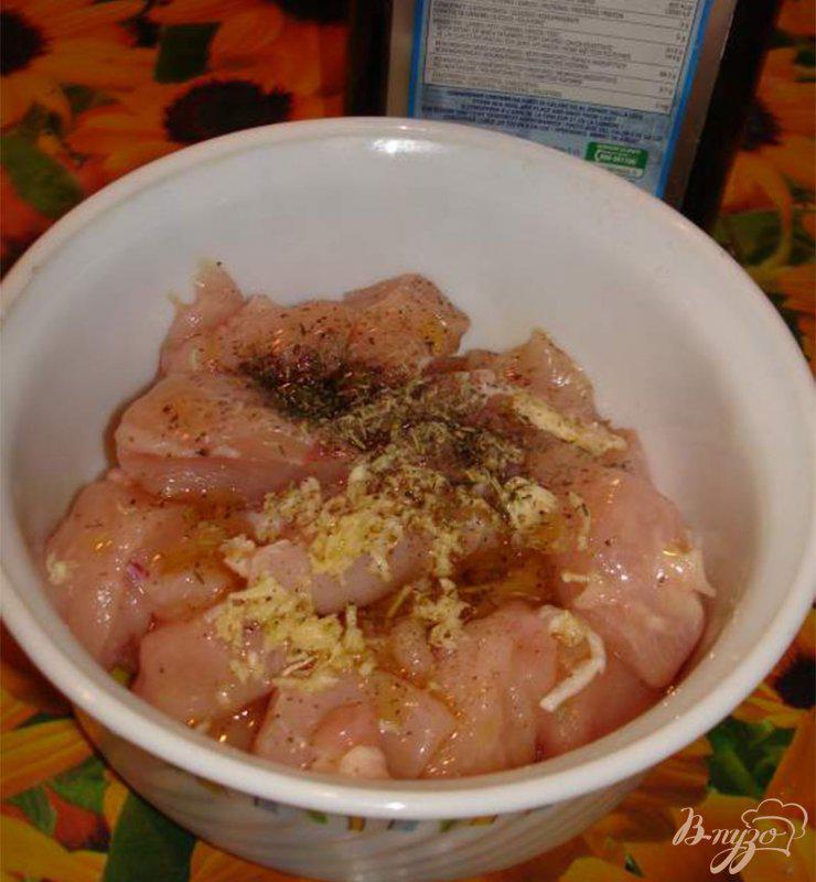 Фото приготовление рецепта: Маринованная курица на гриле с огуречным соусом шаг №2