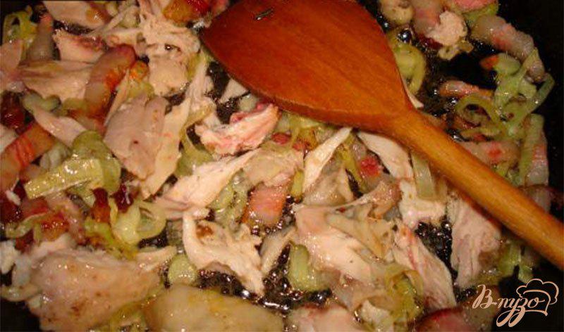 Фото приготовление рецепта: Паста с курицей и грибами в сливочном соусе шаг №2