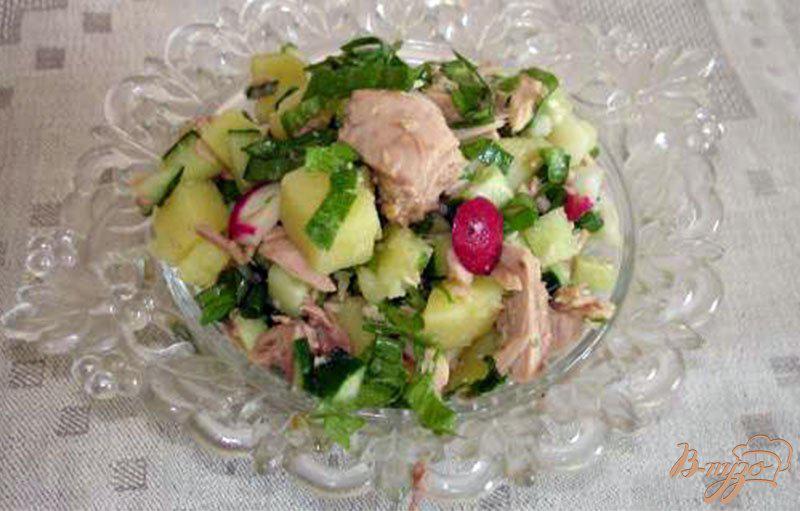 Фото приготовление рецепта: Салат с тунцом и редисом шаг №5