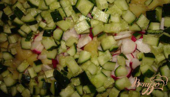 Фото приготовление рецепта: Салат с тунцом и редисом шаг №2