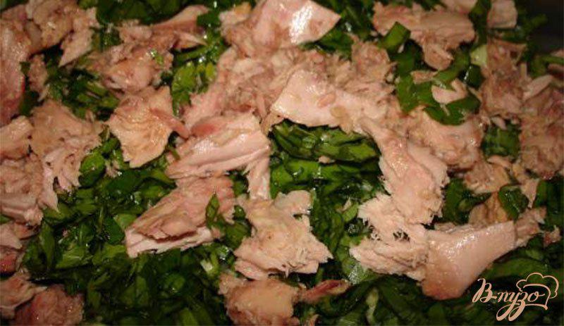 Фото приготовление рецепта: Салат с тунцом и редисом шаг №4