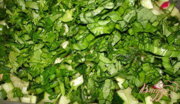 Фото приготовление рецепта: Салат с тунцом и редисом шаг №3