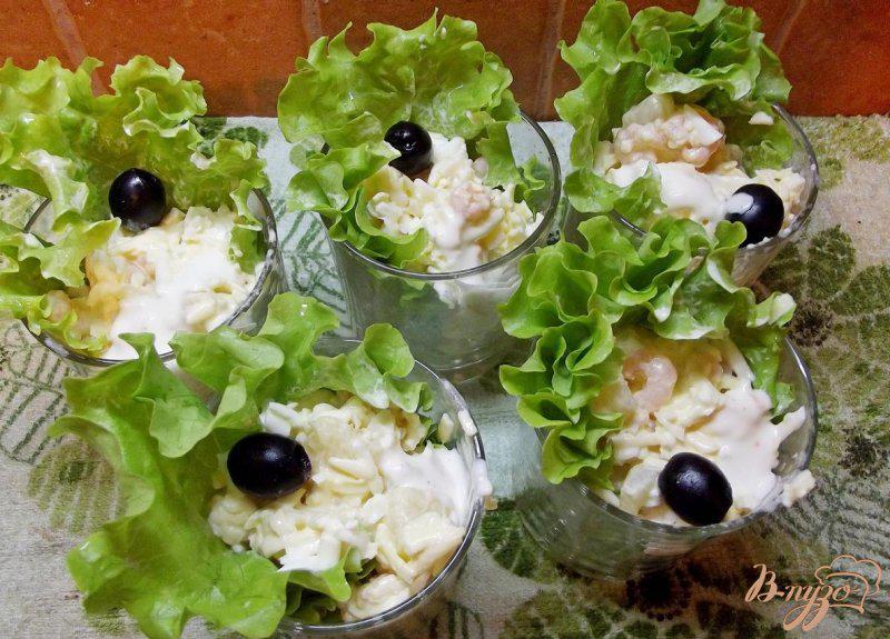 Фото приготовление рецепта: Салат с креветками, ананасом и чесноком шаг №5
