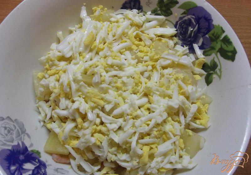 Фото приготовление рецепта: Салат с креветками, ананасом и чесноком шаг №3