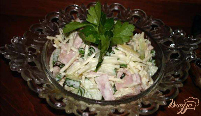 Фото приготовление рецепта: Салат с ветчиной и яблоком шаг №6
