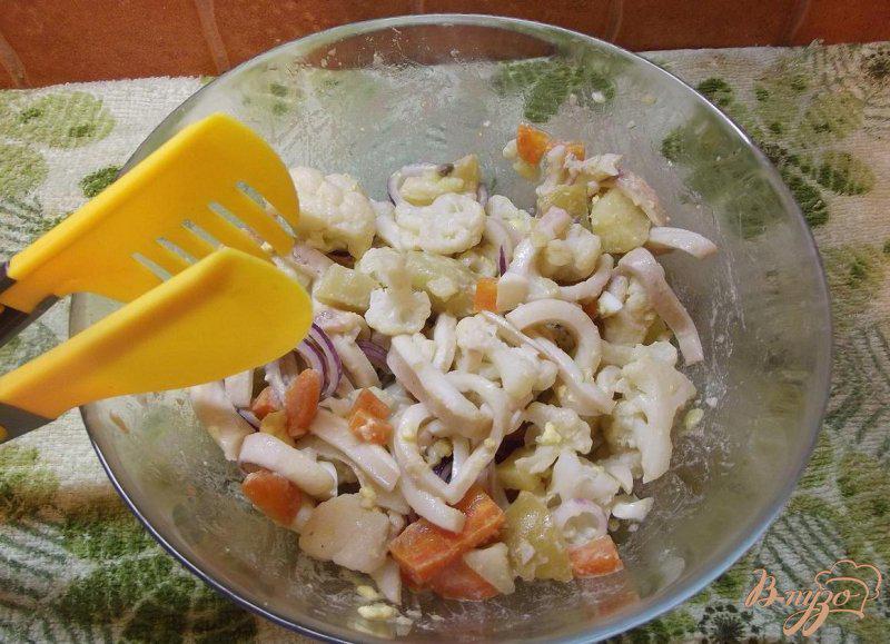 Фото приготовление рецепта: Овощной салат с кальмаром шаг №7