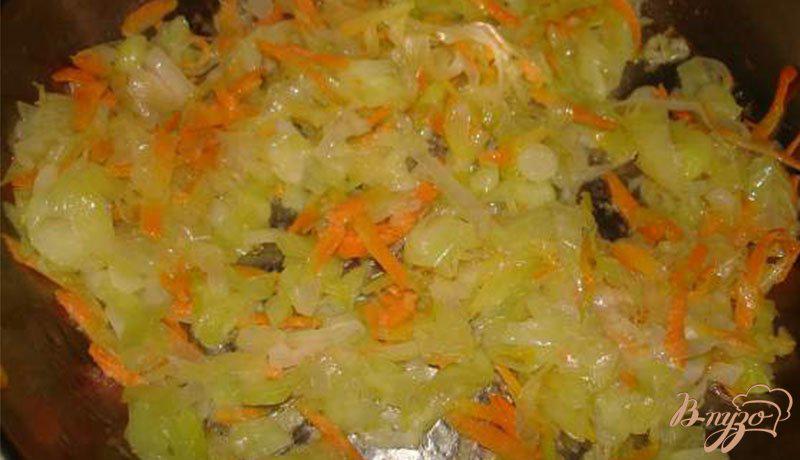 Фото приготовление рецепта: Тушеный картофель с луком пореем и грибами шаг №2