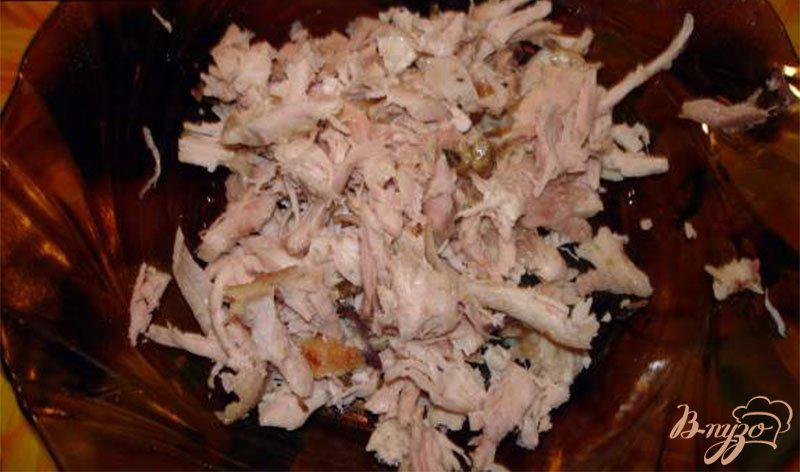 Фото приготовление рецепта: Овощной салат с черемшой и куриным мясом со сметаной шаг №2