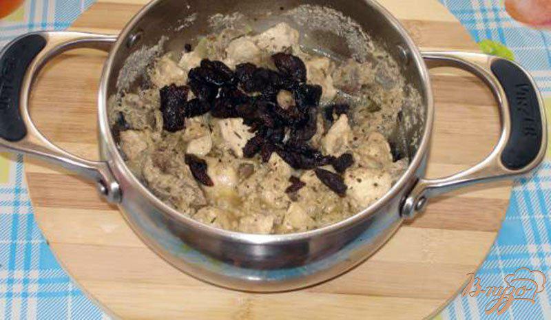 Фото приготовление рецепта: Нежный куриный паштет с черносливом шаг №4