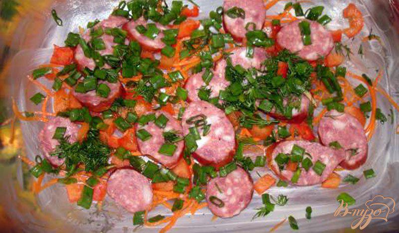 Фото приготовление рецепта: Фритата с колбасками и овощами шаг №4