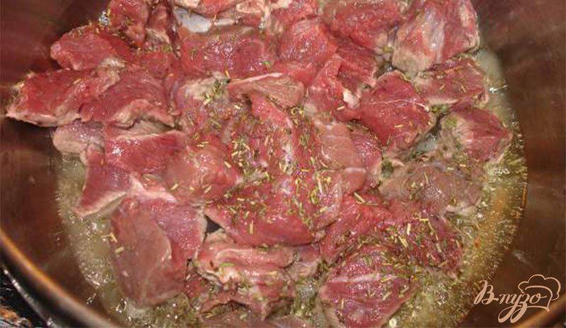 Фото приготовление рецепта: Мясо с гарниром из риса, с черносливом и черемшой шаг №3