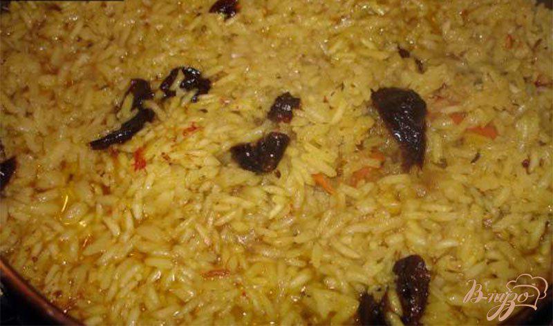 Фото приготовление рецепта: Мясо с гарниром из риса, с черносливом и черемшой шаг №7
