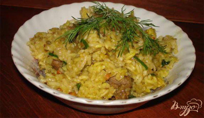 Фото приготовление рецепта: Мясо с гарниром из риса, с черносливом и черемшой шаг №9