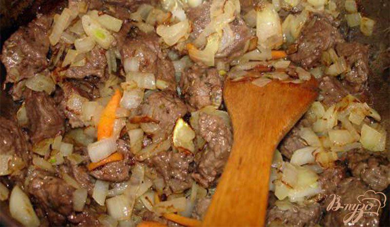 Фото приготовление рецепта: Мясо с гарниром из риса, с черносливом и черемшой шаг №4