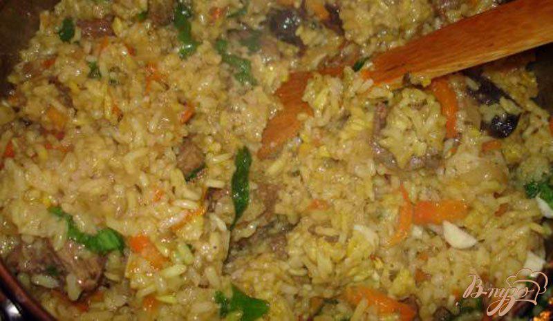 Фото приготовление рецепта: Мясо с гарниром из риса, с черносливом и черемшой шаг №8