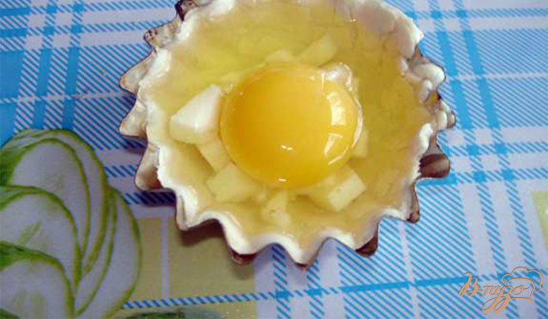 Фото приготовление рецепта: Яйца, запеченые в кокотницах шаг №3