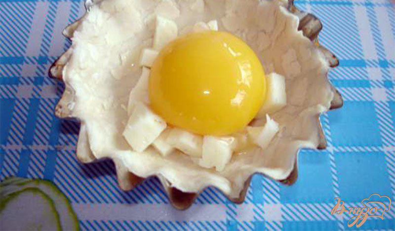 Фото приготовление рецепта: Яйца, запеченые в кокотницах шаг №2