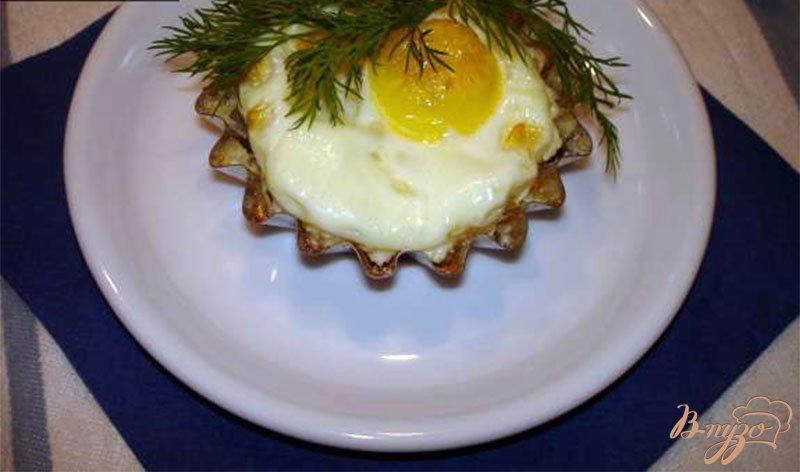 Фото приготовление рецепта: Яйца, запеченые в кокотницах шаг №4