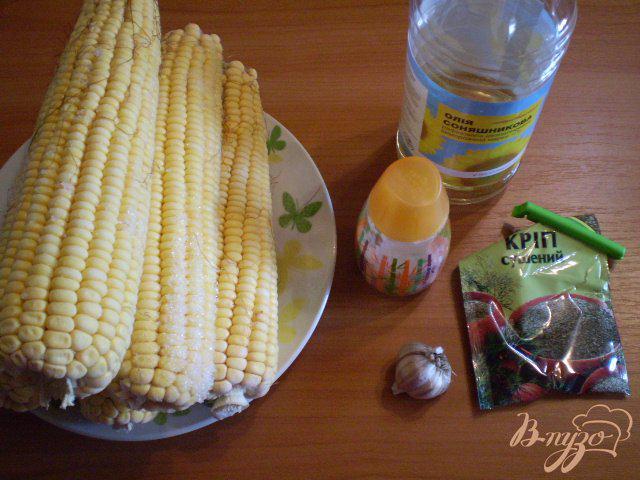 Фото приготовление рецепта: Отварная кукуруза с чесноком и зеленью шаг №1