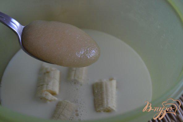 Фото приготовление рецепта: Банановое молоко с медом шаг №2