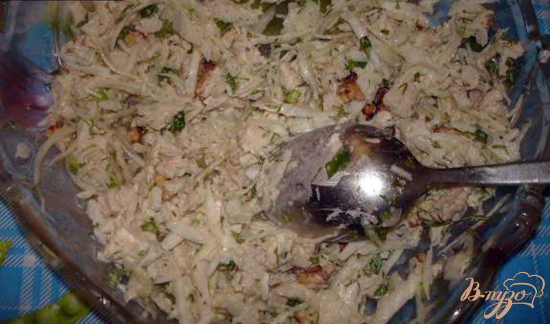 Фото приготовление рецепта: Салат из белокочанной капусты с курицей шаг №4