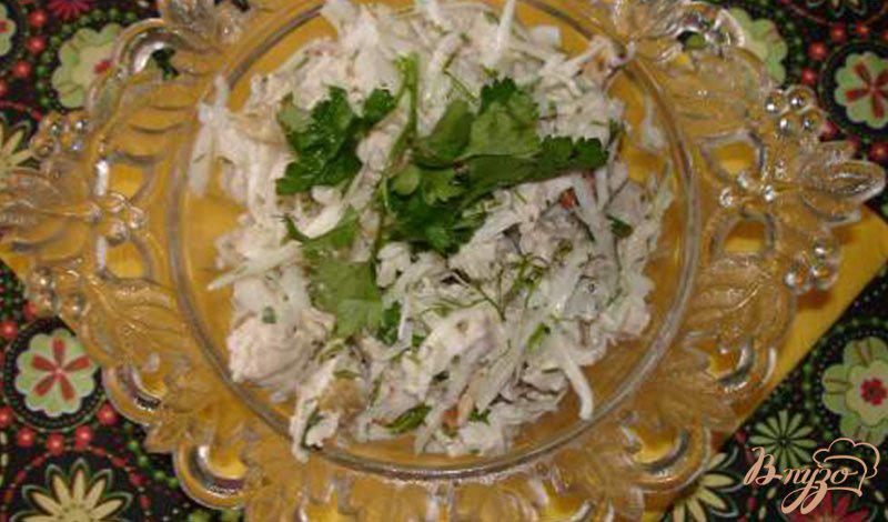 Фото приготовление рецепта: Салат из белокочанной капусты с курицей шаг №5