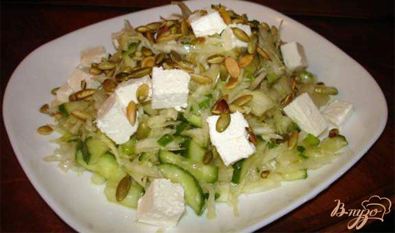 Фото приготовление рецепта: Легкий салат с фетой и тыквенными семечками шаг №4