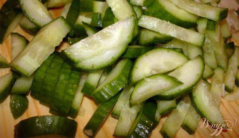 Фото приготовление рецепта: Легкий салат с фетой и тыквенными семечками шаг №2
