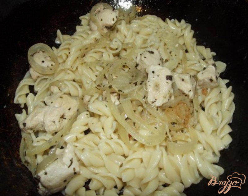 Фото приготовление рецепта: Запеченный макароны с курицей и сыром шаг №3