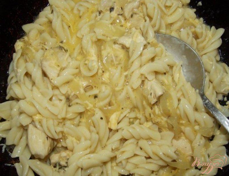 Фото приготовление рецепта: Запеченный макароны с курицей и сыром шаг №4