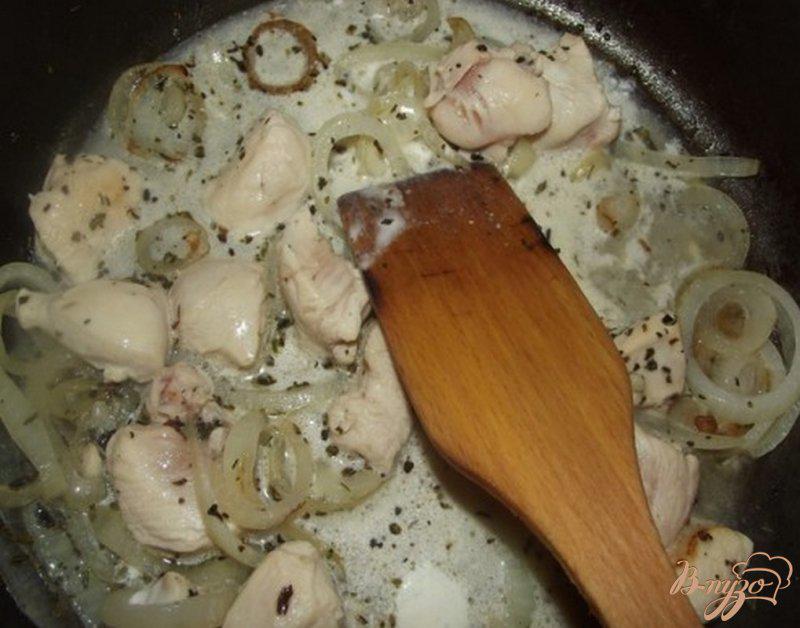 Фото приготовление рецепта: Запеченный макароны с курицей и сыром шаг №2