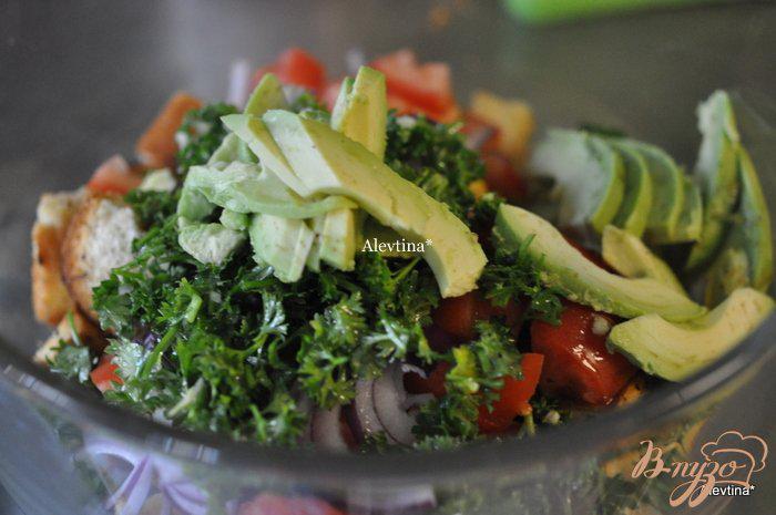 Фото приготовление рецепта: Салат с авокадо и гренками шаг №4