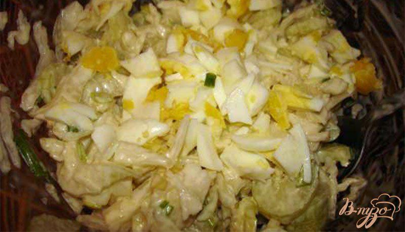 Фото приготовление рецепта: Быстрый салат из капусты с сельдереем шаг №4