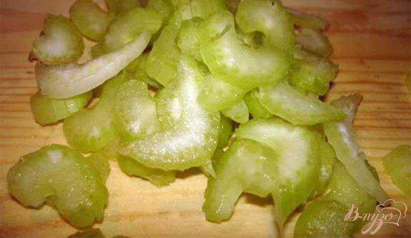Фото приготовление рецепта: Быстрый салат из капусты с сельдереем шаг №1