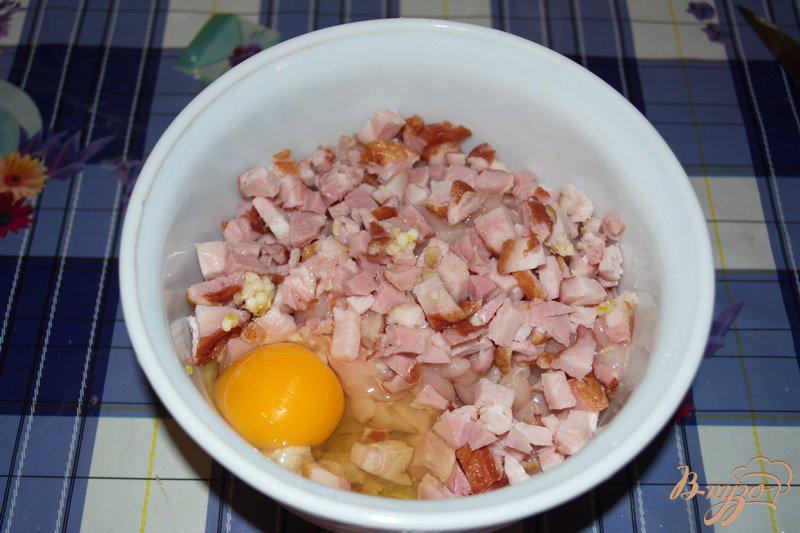 Фото приготовление рецепта: Оладушки куриные с беконом шаг №3