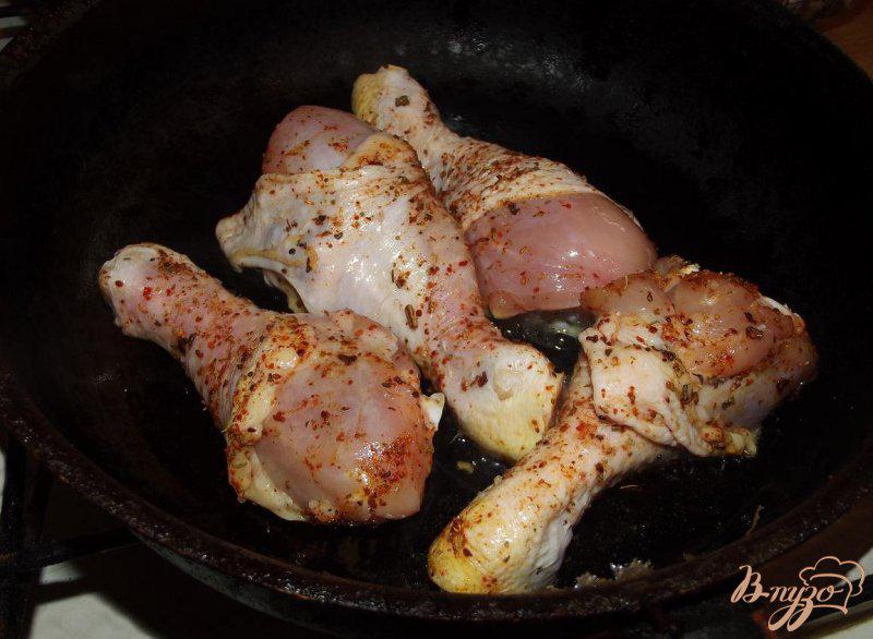 Фото приготовление рецепта: Куриные ножки в пикантном соусе шаг №2