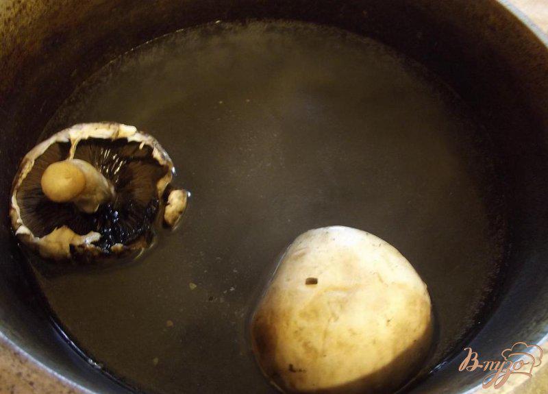 Фото приготовление рецепта: Спагетти с грибами и мясом шаг №3