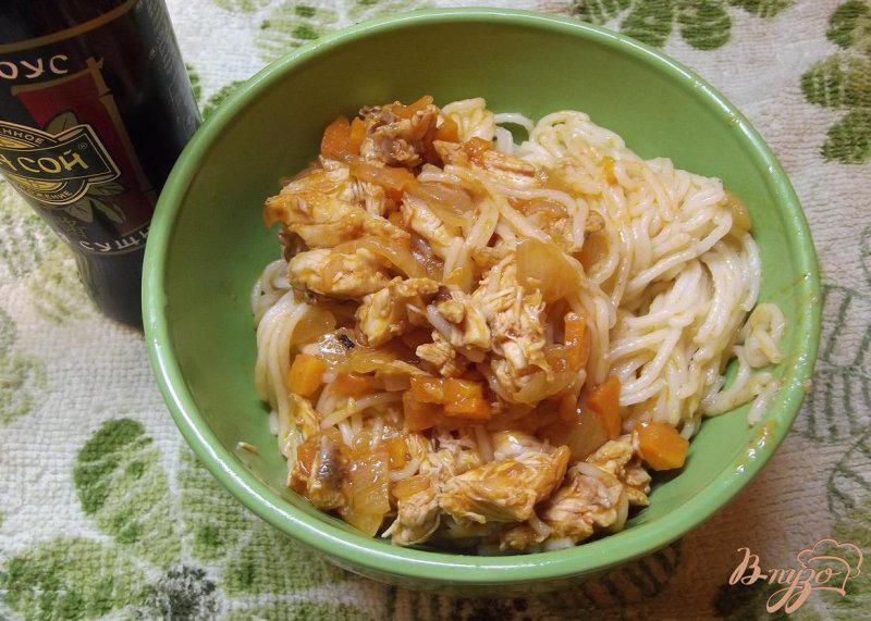 Фото приготовление рецепта: Спагетти с курицей и заправкой из овощей шаг №5