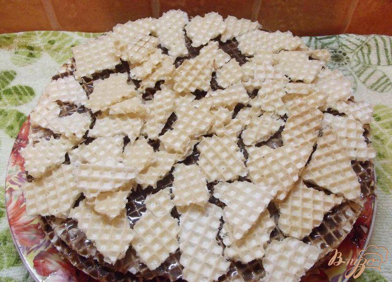 Фото приготовление рецепта: Темный вафельный торт с яблоком шаг №5