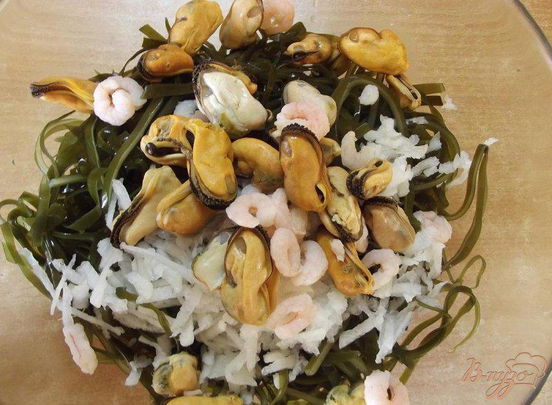 Фото приготовление рецепта: Салат из ламинарии с морепродуктами шаг №5