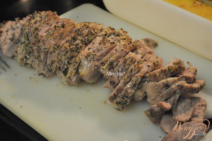 Фото приготовление рецепта: Свиная вырезка с тимьяном и чесноком шаг №3