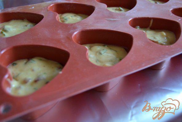 Фото приготовление рецепта: Закусочные кексики с сыром и ветчиной шаг №4