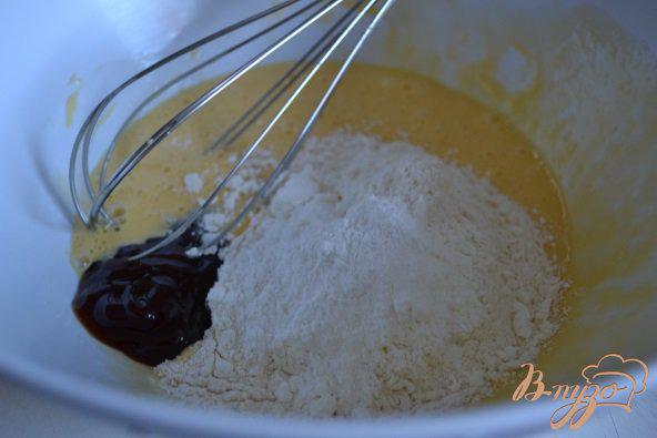Фото приготовление рецепта: Закусочные кексики с сыром и ветчиной шаг №2