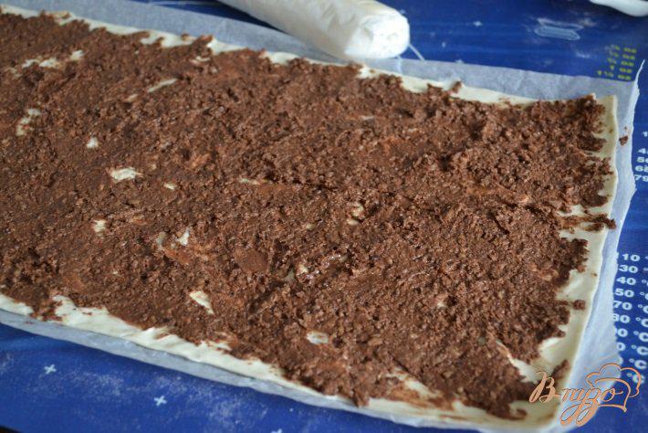 Фото приготовление рецепта: Брецель с шоколадом и орехами шаг №2