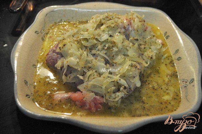 Фото приготовление рецепта: Жаркое из свинины с луком и цитрусом шаг №3