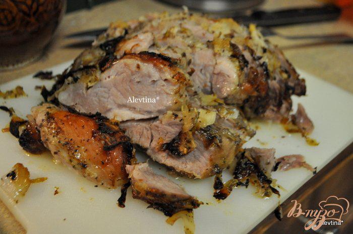 Фото приготовление рецепта: Жаркое из свинины с луком и цитрусом шаг №4