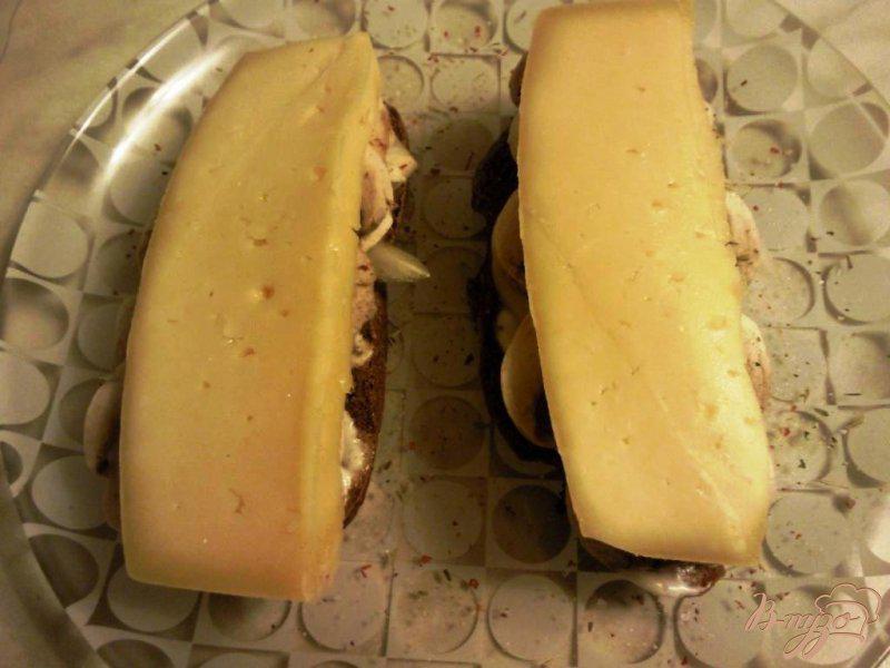 Фото приготовление рецепта: Горячие бутерброды с шампиньонами шаг №3